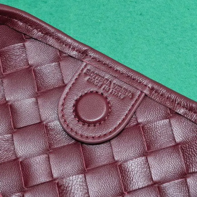 Batch 1860 Bv2024 early spring new product ⛓️Chain SARDINE 💙 Upgraded chain shoulder strap ⛓️ Chic and high-end, showing the fashion taste of urban women! Metal handles and classic weaving are combined together to perfectly integrate art and elegance. Through exquisite craftsmanship, new sardine-shaped handles are cast, and the brass material is the finishing touch. Each handle has a unique light-floating effect. The top-grade sheepskin material is woven to create a half-moon-shaped bag body, which has a fleshy touch and satisfies the preferences of those who pay attention to details. It is the most outstanding fashionable item for any occasion! 💕 Size: 33x20x4, Model: 6768#